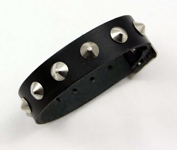 Lederarmband " Spitznieten "
